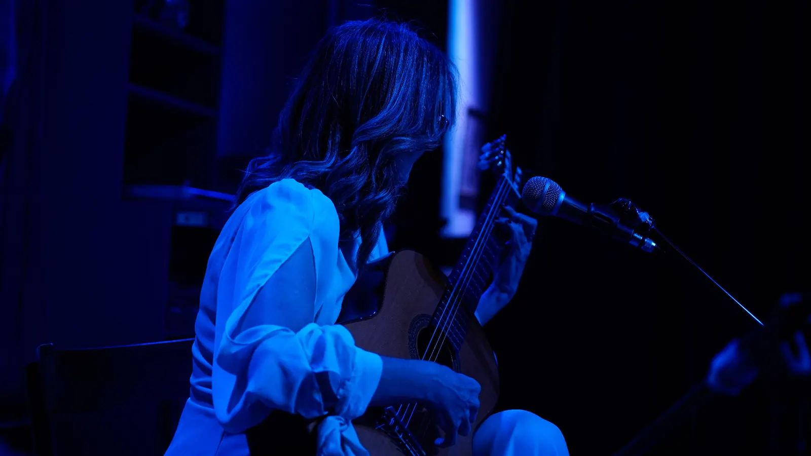 Carmem Di Novic em concerto, luz azul